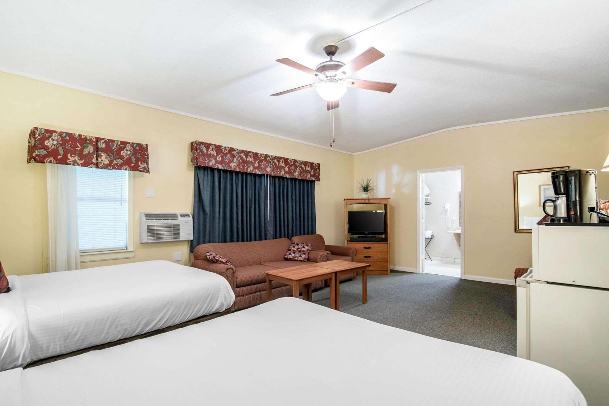 Tiltonlodge Inn & Suites Exterior photo