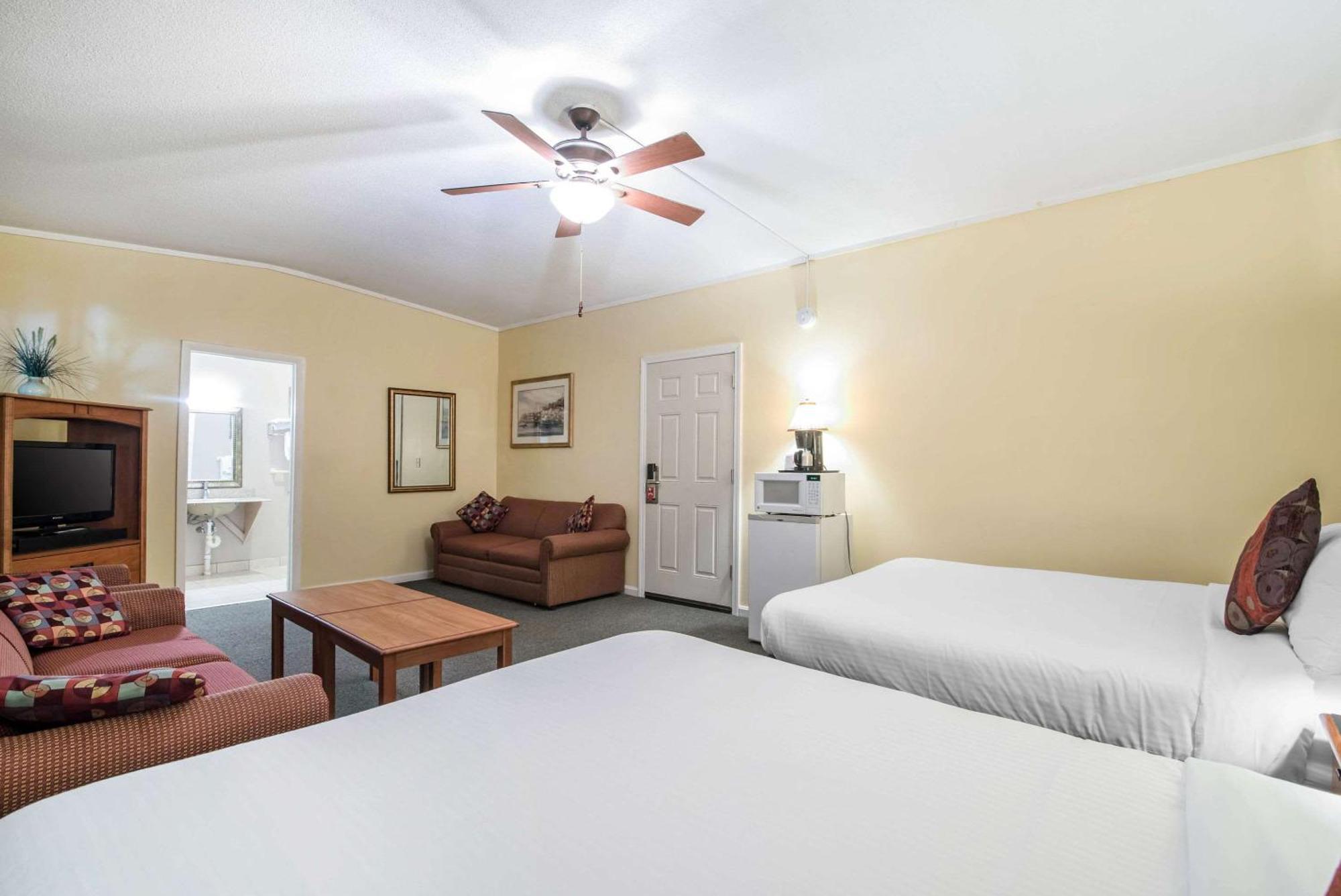 Tiltonlodge Inn & Suites Exterior photo